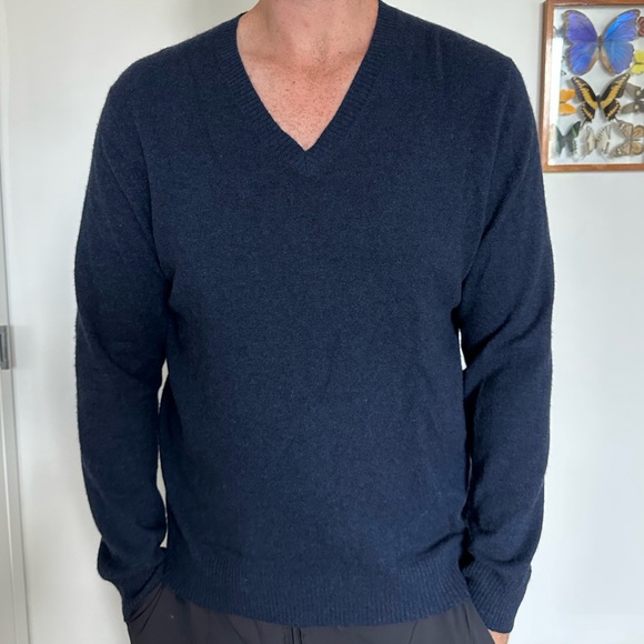 Neiman Marcus Men’s Blue Cashmere V-Neck Pullover Sweater - Picture 2 of 7